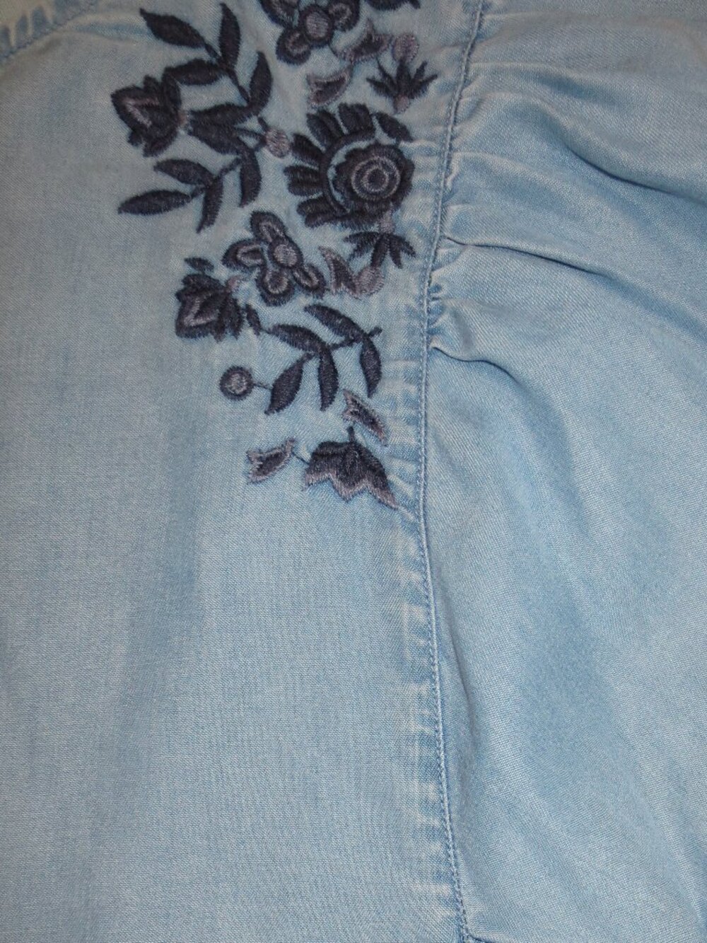 HOLLISTER womens BLOUSE blue BOHO cropped CHAMBRAY top EMBROIDERED SIZE L - Picture 3 of 10